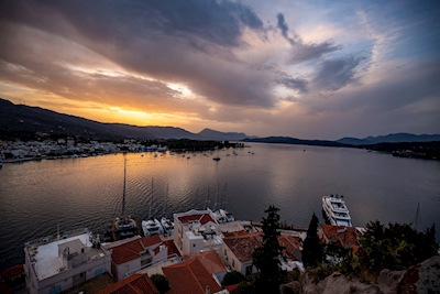Pôr-do-sol na ilha de Poros