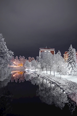De nacht van de winter in kleine stad