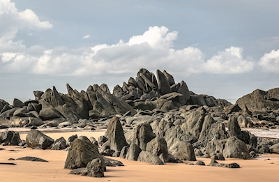Gold Coast d’Afrique avec des rochers