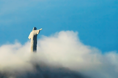 Die Christusstatue in Wolken