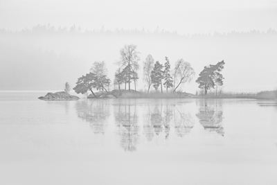 Klein eiland in mist