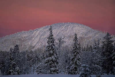 Montanhas na luz do meio do inverno
