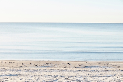Písečná pláž s modrou vodou