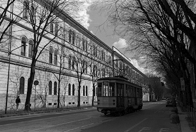 Tramvaj v Miláně v černé a bílé barvě