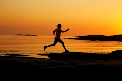 Jogging ved solnedgang