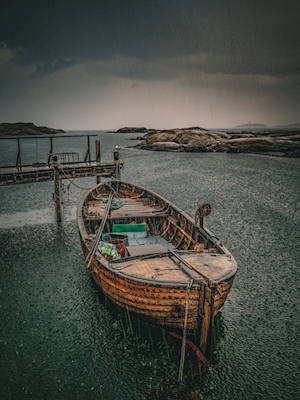 Gammal träfiskebåt i regn 
