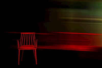 Monochrome avec chaise