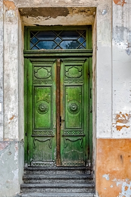 Zelené dveře s patinou
