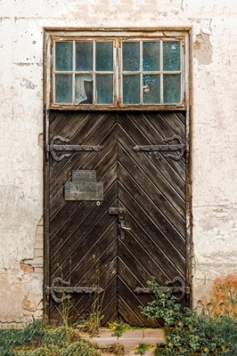 Puerta de trastero antigua con pátina