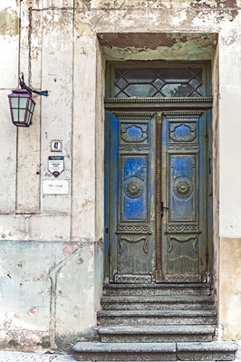 Puerta azul con pátina