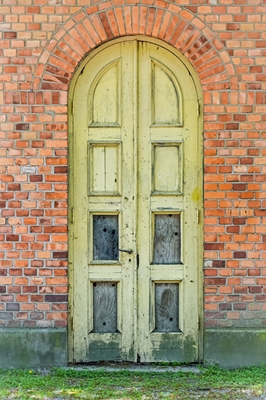 Gele deur met patina