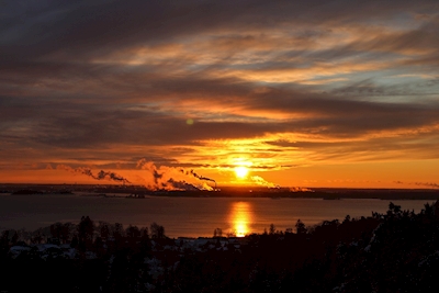 Auringonlasku Norrköpingin kaupungin yllä