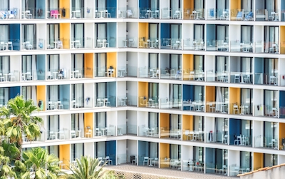Balkony a palmy v hotelech