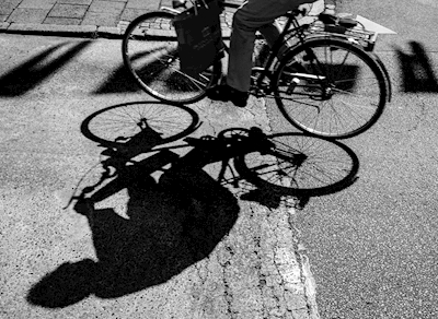 Człowiek na rowerze w krainie cieni