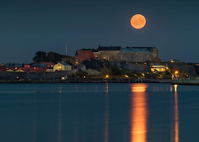 Varbergs fästning och månen