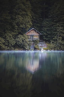 Cabane solitaire au bord du lac