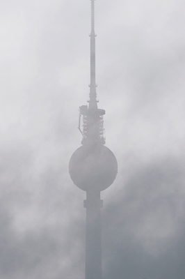 Berlin Fernsehturm fog