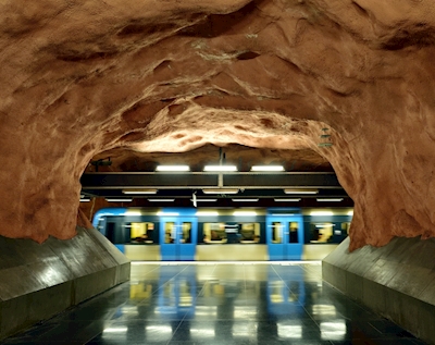 Metro pędzi obok ratusza w kształcie litery T-Town 