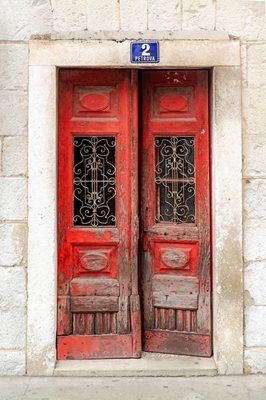 Drzwi z patyną w kolorze czerwonym