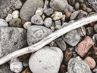 Grijze stenen op een strand