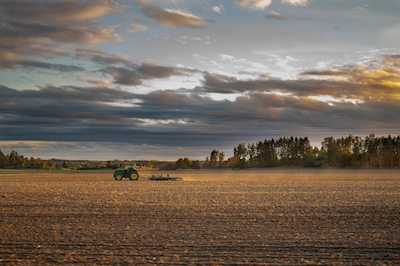 Traktor bei Sonnenuntergang
