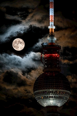 Volle maan bij de tv-toren