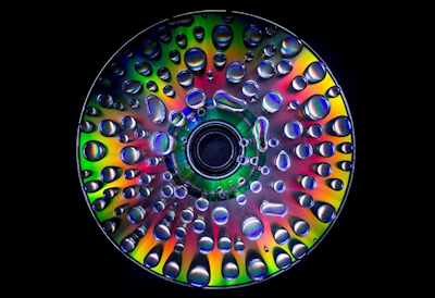 Kropelki wody na płycie CD