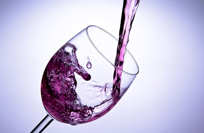 Červené víno ve sklenicích