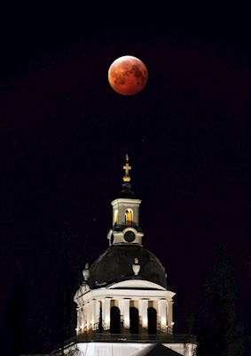 Krwawy księżyc nad wiejskim kościołem