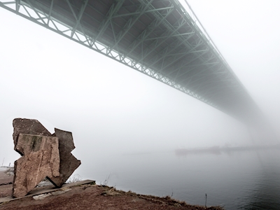 Most Älvsborg v mlze