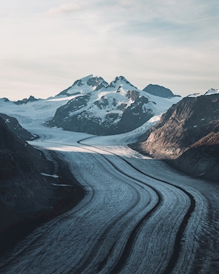 Szwajcarskie góry z lodowcem