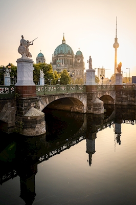 Berliinin katedraali auringonnousun aikaan