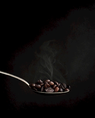 Café con granos de café recién tostados