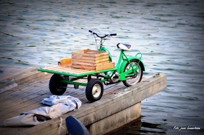 Il ciclomotore a pianale nel porto di Klintemåla