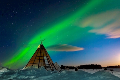 Capanna Sami nell'aurora boreale