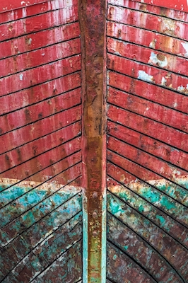 Bateau de pêche en planches de bois colorées
