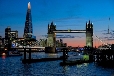 Skärvan och Tower Bridge 