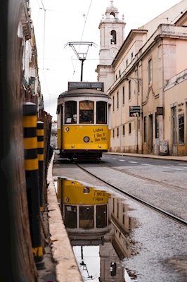 Riflessione sul tram di Lisbona 