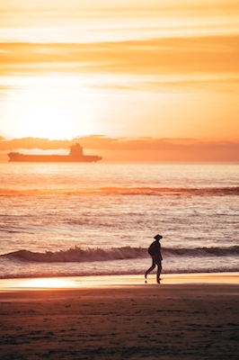 Procházka po pláži při západu slunce