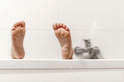 Fötterna ut ur badkaret