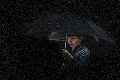 Junge im Regen