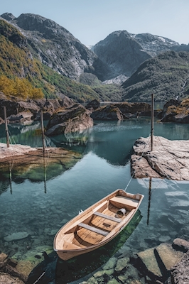 Innsjø med båt i Norge
