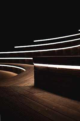 Dřevěná lavice se světlem