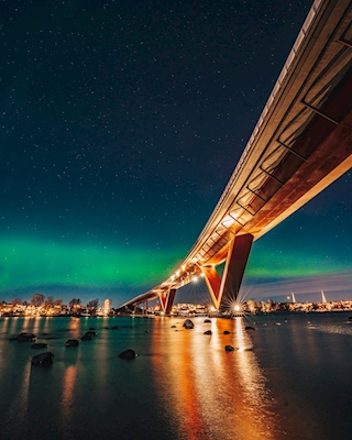 Artistieke brug met noorderlicht