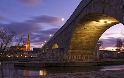 Kamenný most Regensburg ve večerních hodinách