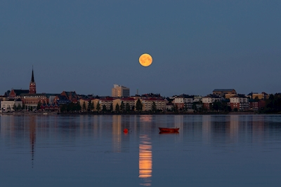 Rode maan boven Luleå