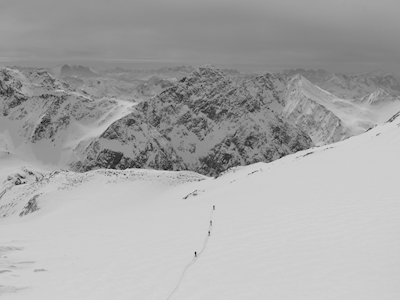Skieurs dans les Alpes