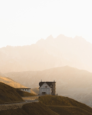 Hus vid det schweiziska bergspasset