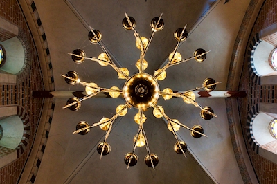 Ljuskronor i kyrkan