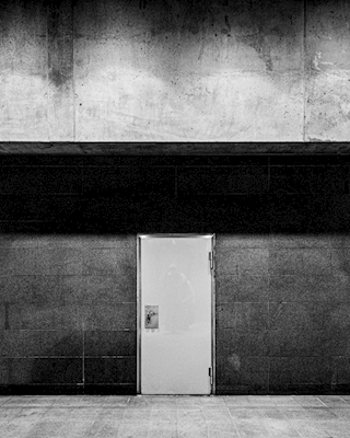 Cementová zeď s dveřmi